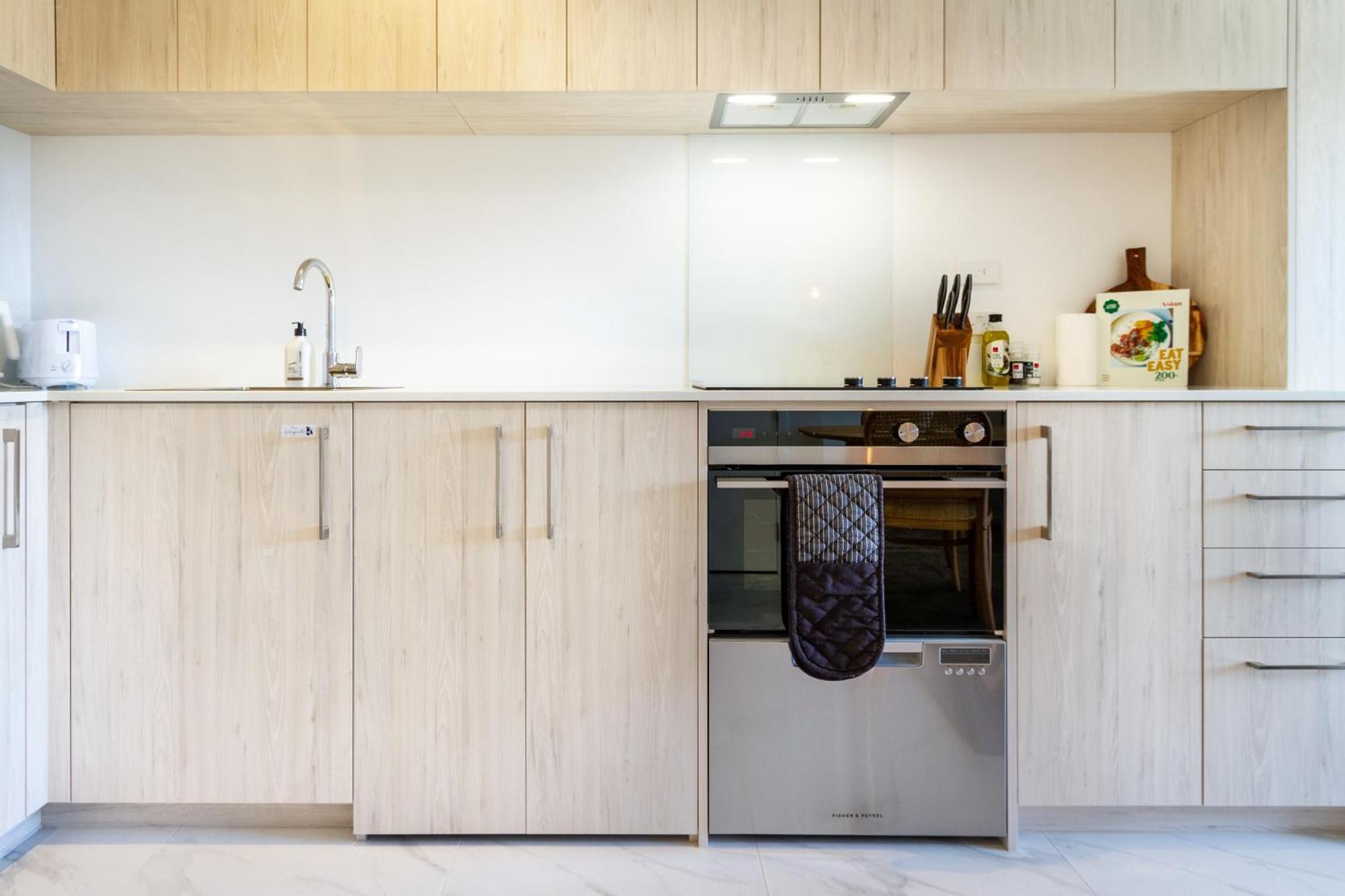 Downtown Delight: Studio At 8 Wilmer With Backyard Christchurch Zewnętrze zdjęcie